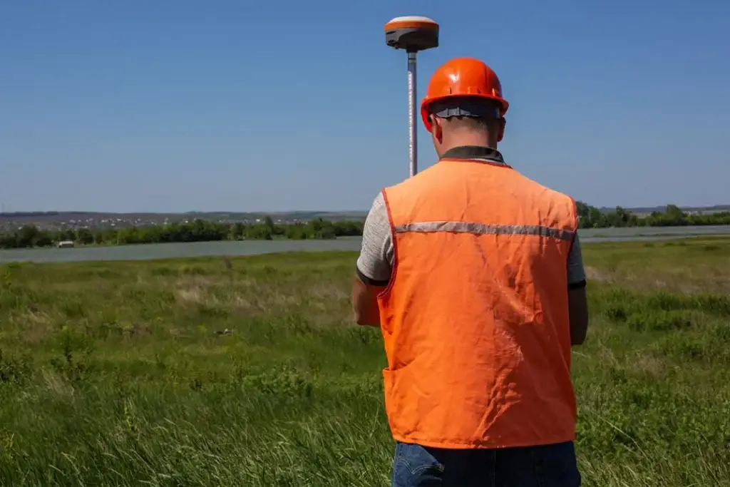 Profissional fazendo Georreferenciamento